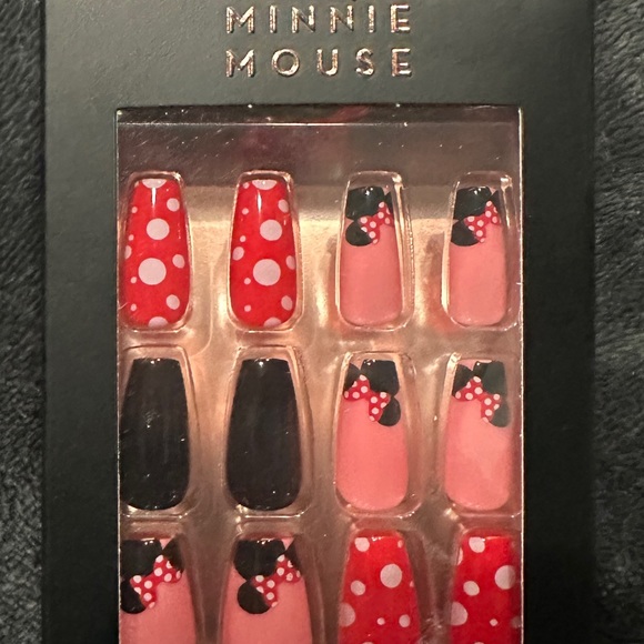 NWT REVOLUTION x MINNIE MOUSE glue on nails 💅🏻 - Picture 3 of 3